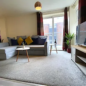 stylish-two-bed-city-apartment-with-secure-parking.tophotelsbath.com/